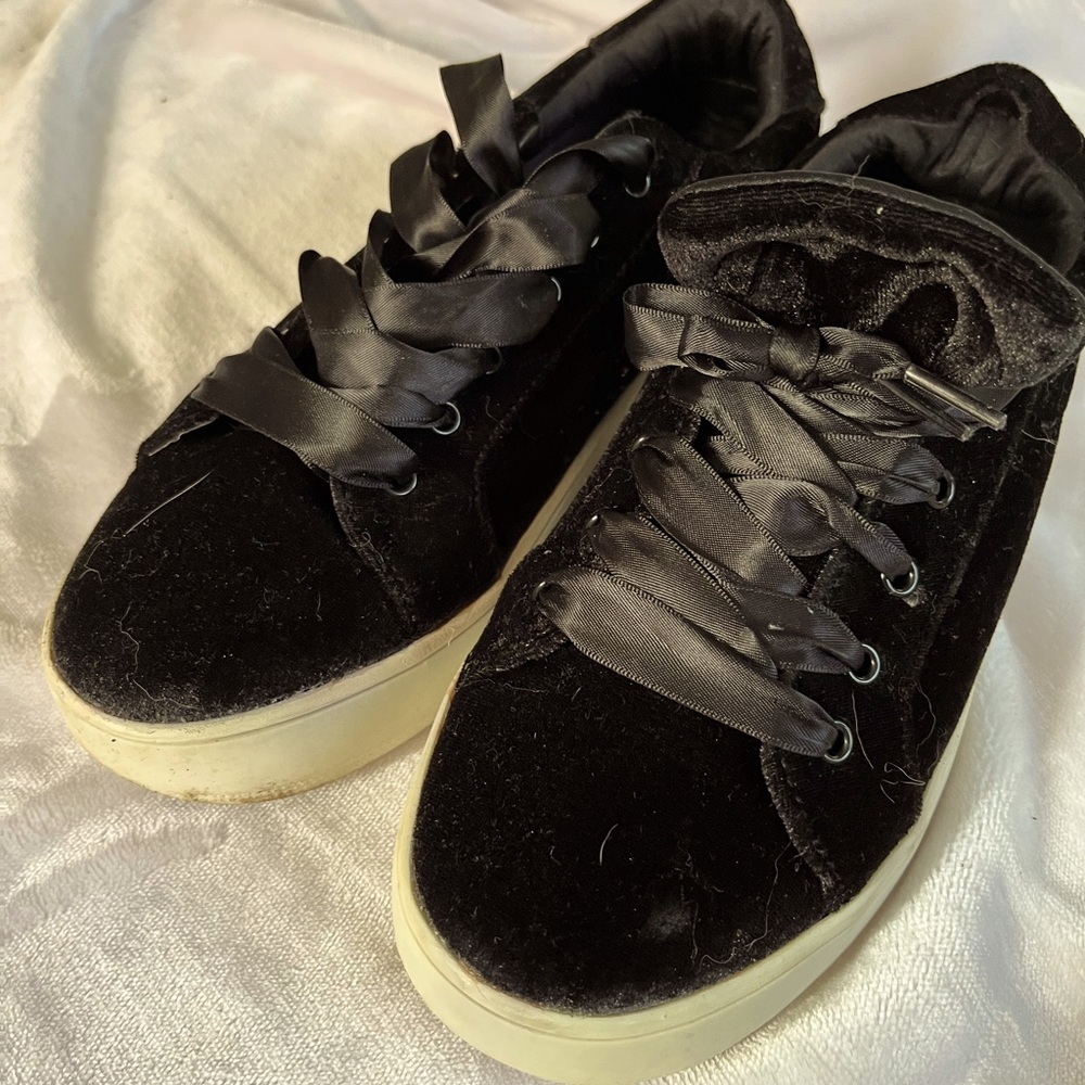 Brash Brand Platform Black Velvet Womens Sneakers size 9 1/2 with ribbon laces